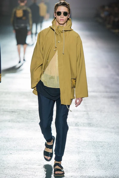 Look 17